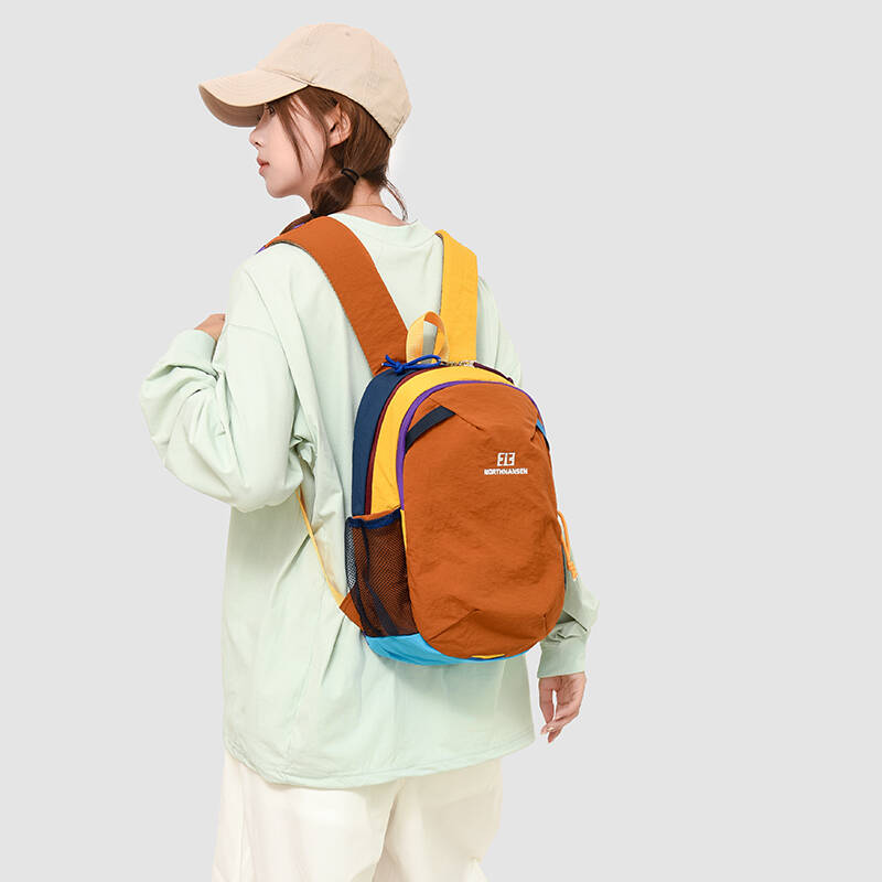 Hiking Backpack Waterproof - 新しい小型ハイキングバックパック軽量デイパックアウトドアドーパミンカラーブロックバックパック旅行用男性女性超軽量大型